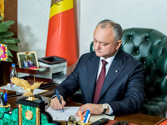 Додон подписал закон о статусе русского языка в Молдове